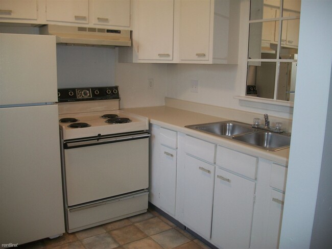Building Photo - 2 br, 1 bath Apartment - Village Square