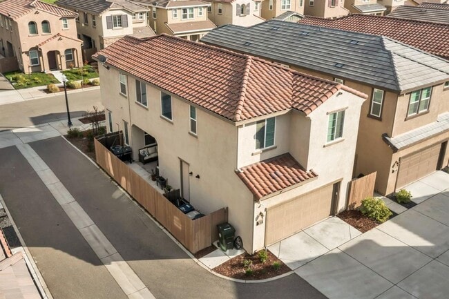 Building Photo - AVAILABLE BY 6/19/26. 4 BED, 2.5 BATHS, 1763 SQ FT STAINLESS STEEL APPLIANCES INCLUDED