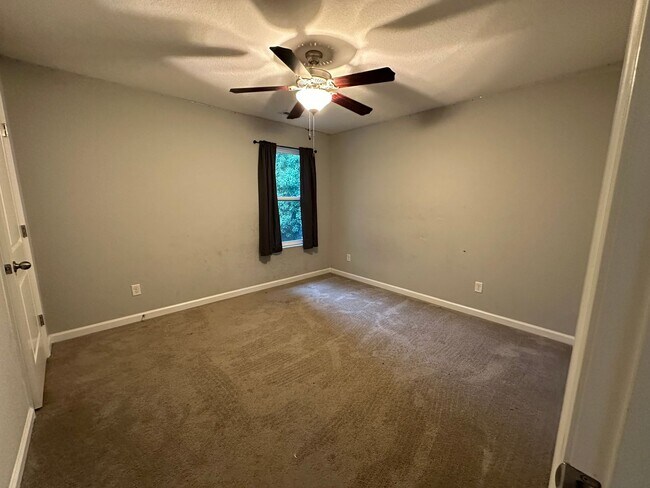 Building Photo - Spacious and beautifully designed home wit...