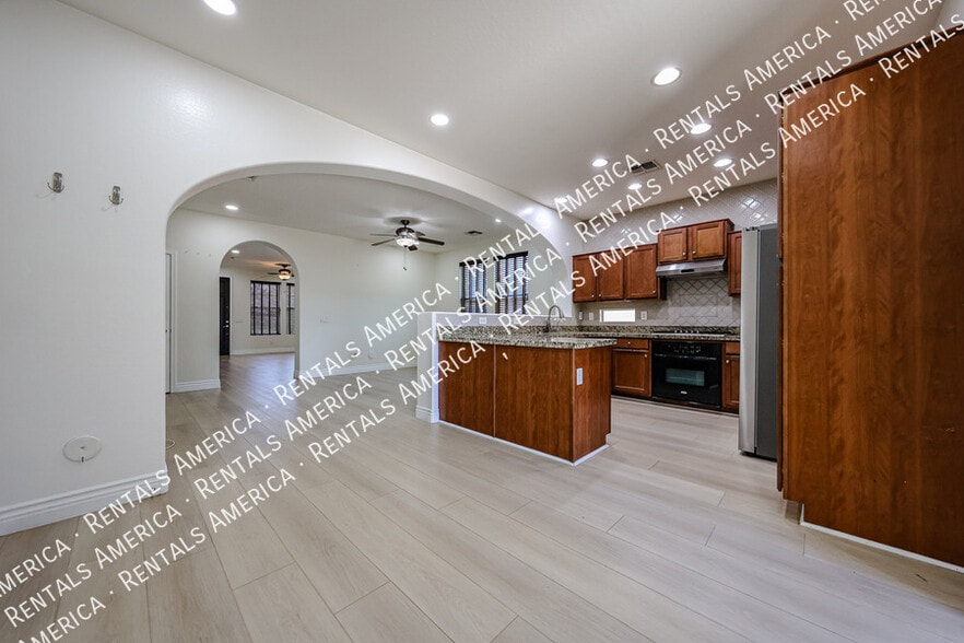 Building Photo - 1081 N Mason Dr