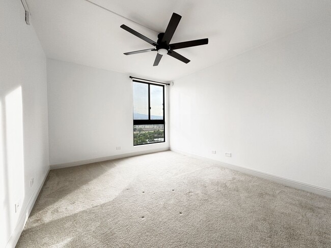 Building Photo - Large 2/2 in Heart of Waikiki with Central A/C & Utilities Included