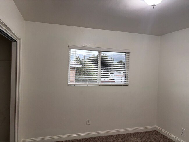 Building Photo - For Lease 2+1 Upstairs Duplex Ventura, CA