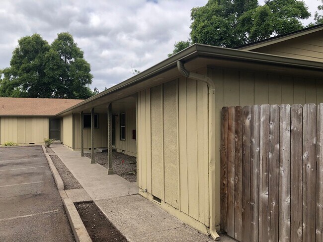 Building Photo - Two Bedroom Apartment in Central Salem