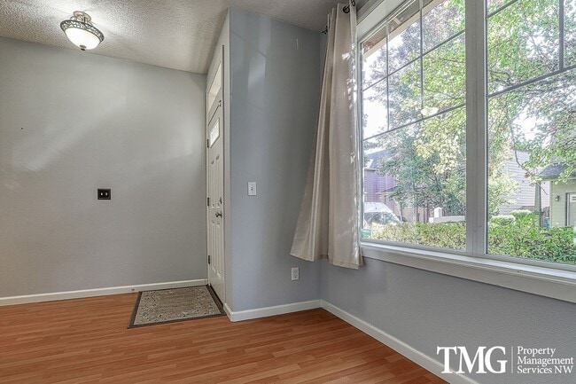 Building Photo - Lovely 3 Bed 2.5 Bath Home in Minnehaha Neighborhood!