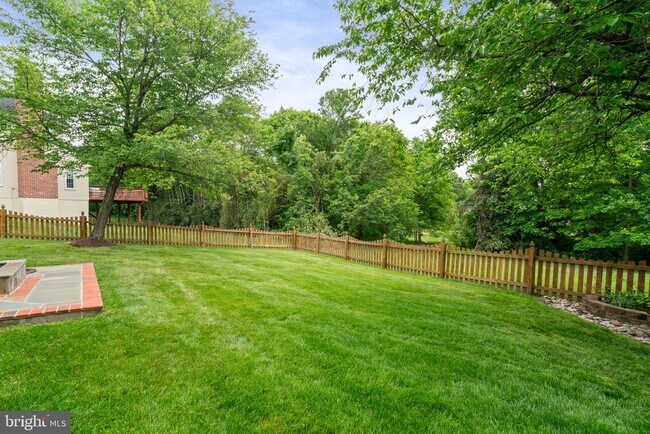 Building Photo - 8527 Silverview Dr