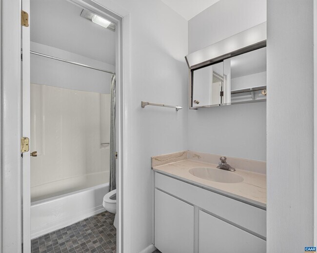 Building Photo - 225 Harvest Dr