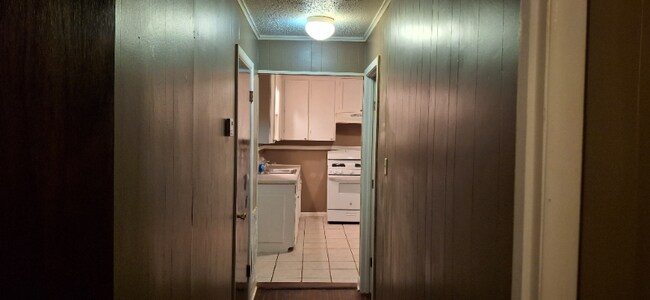 Building Photo - 4701 Lynch Dr