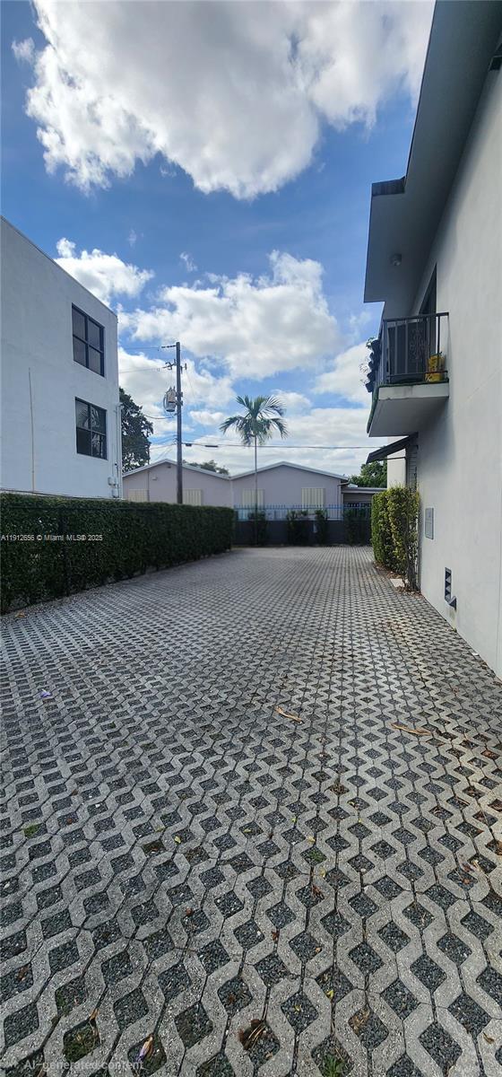 Building Photo - 1960 SW 27th Ave