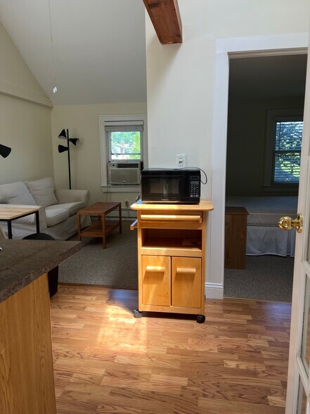 Building Photo - 14 Elm Pl