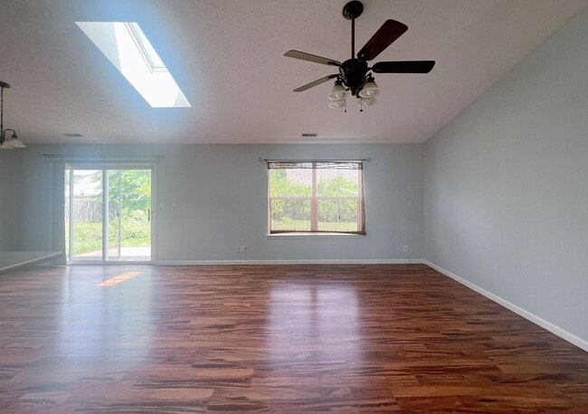 Building Photo - 3B2B Ranch Fenced yard+screen room
