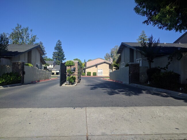 Building Photo - Townhouse in a gated community near Creeks...