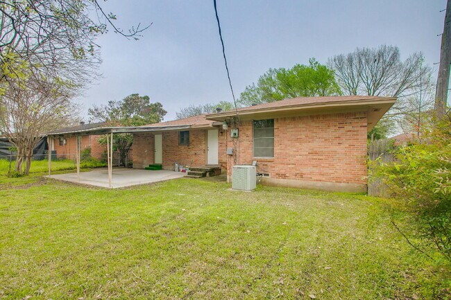 Building Photo - $1,000 Move In Special – First Month with 18 Month Lease