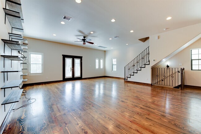 Building Photo - 905 W 22nd St