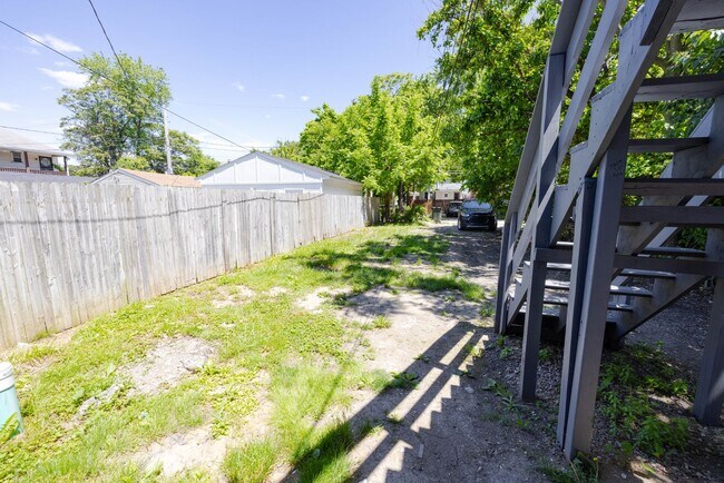 Building Photo - 358 St Clair Ave
