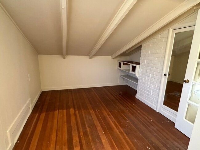 Building Photo - Epic REA - Great Home w/2 BR/1 BA Plus Bonus Loft in Mills Park Neighborhood