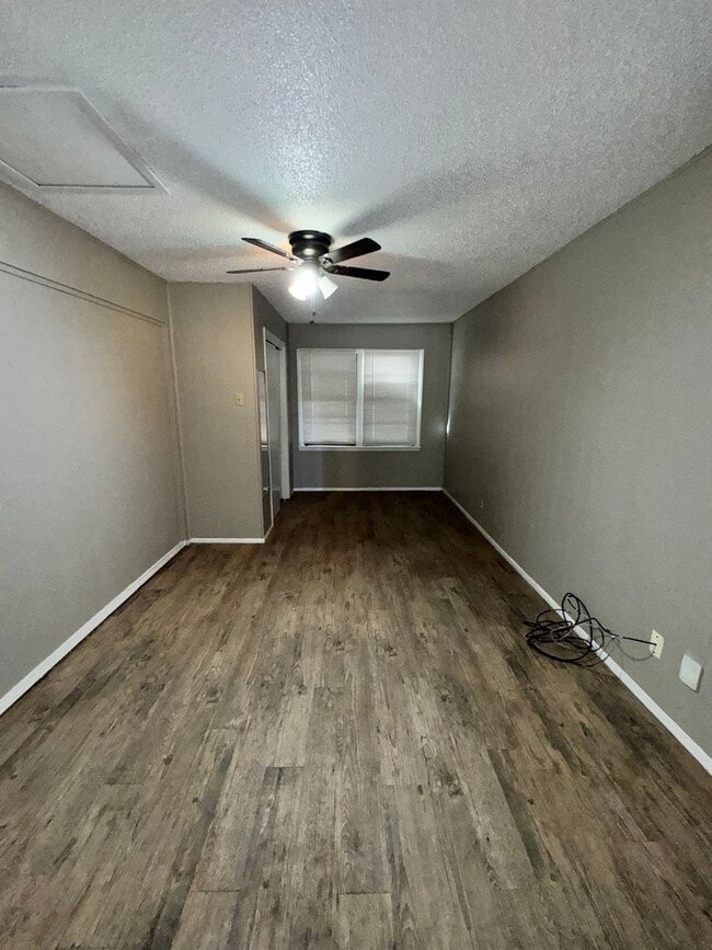 Building Photo - 3 Bedroom