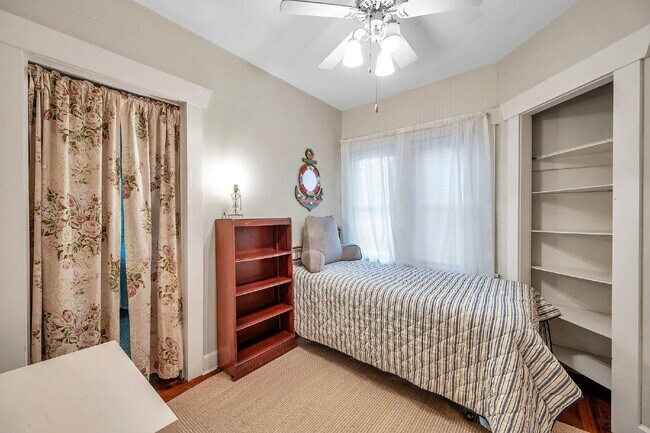 Building Photo - Gulfport Arts District Living — Furnished 3BR Bungalow with Large Yard and Easy Coastal Access |