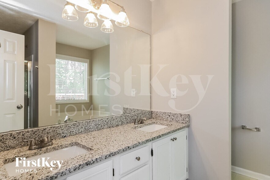 Building Photo - 1005 Wolf Springs Cove
