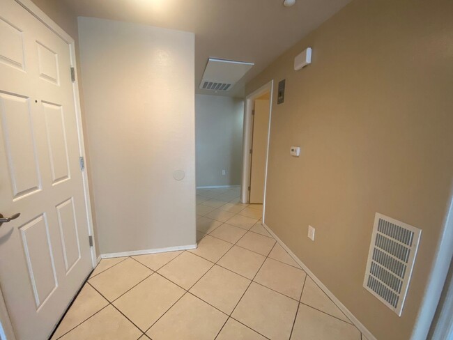 Building Photo - One bedroom Townhome with attached garage!