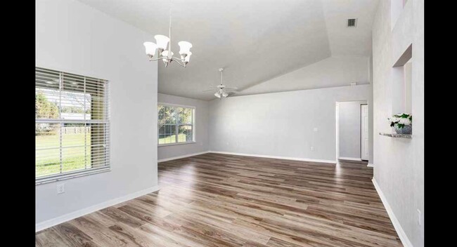 Building Photo - Bright and spacious home in Eagle Point!