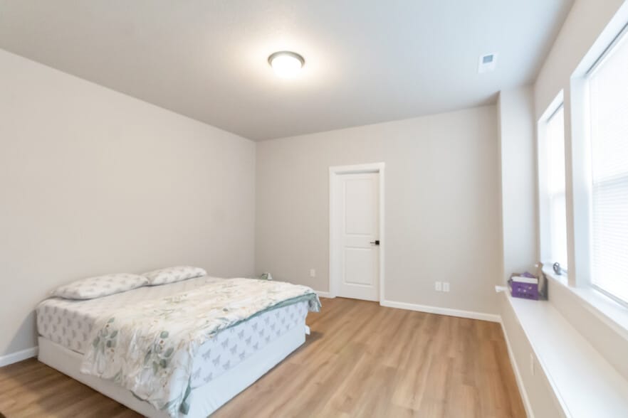 Large Master bed with attached bath and bay window - 7471 SE Kinnaman St