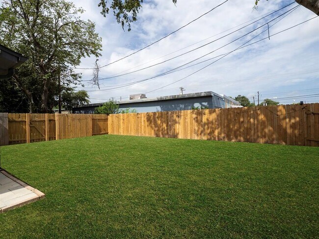 Building Photo - 8314 Bowling Green Dr
