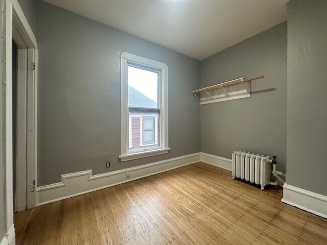 Building Photo - Beautiful 4 bedroom duplex!