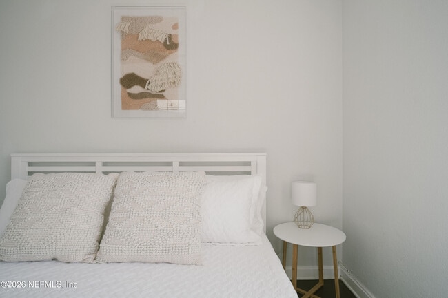 Building Photo - 212 Oak St