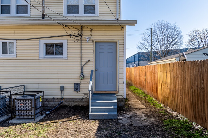 Building Photo - 410 E Beecher St