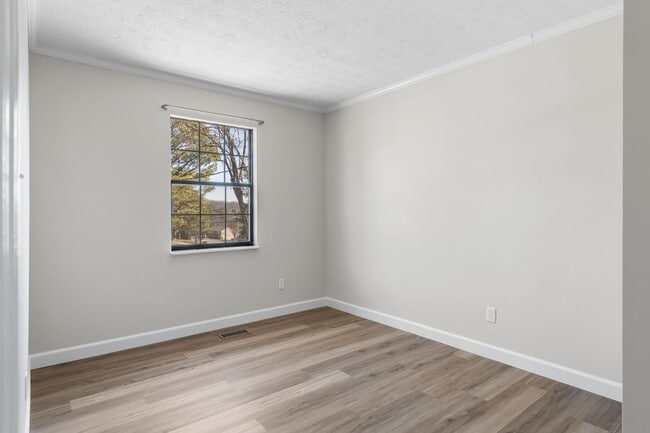 Building Photo - TOTALLY UPDATED 3 BEDROOM HOUSE IN WEST KN...