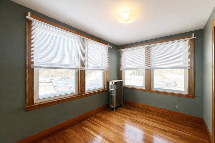 Building Photo - 27 South Crescent Circuit