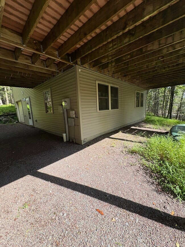 Building Photo - 104 Flo Ct