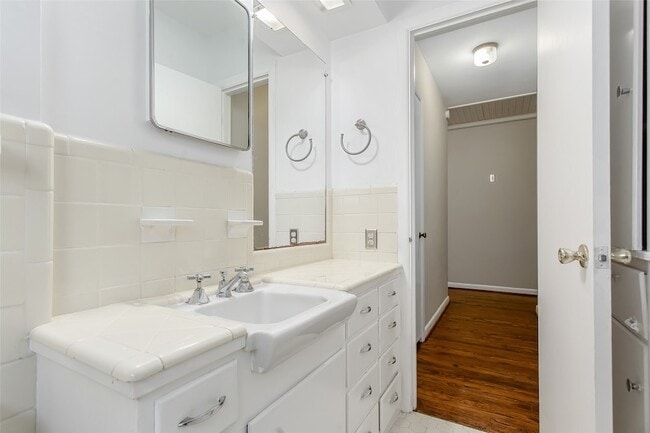 Building Photo - 6506 St Moritz Ave