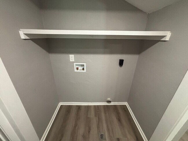 Building Photo - Beautifully Remodeled Home / Plenty of Add...