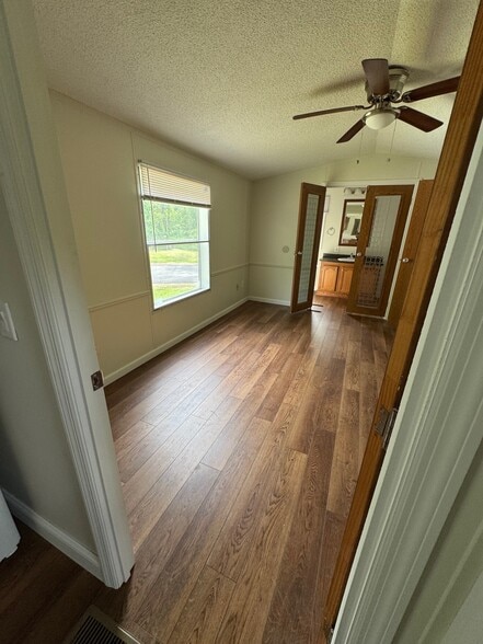 Building Photo - 33 Mazy Ln