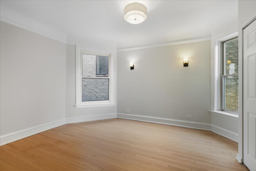 Building Photo - 6136 N Mozart St