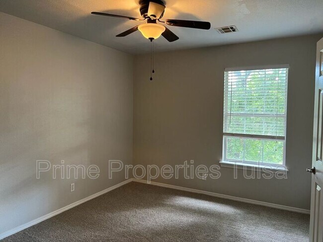 Building Photo - 1120 W Florence Ct