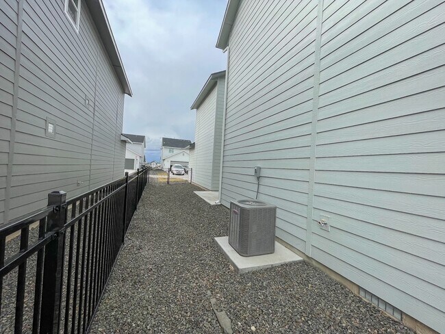 Building Photo - 4403 N Magical Crk Ave