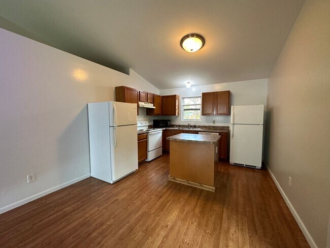 Building Photo - 3105 W Michigan - 6 Bed/3 Bath Townhouse Near WMU