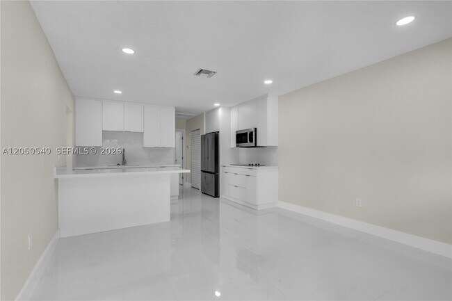 Building Photo - 2640 SW 30th Ct