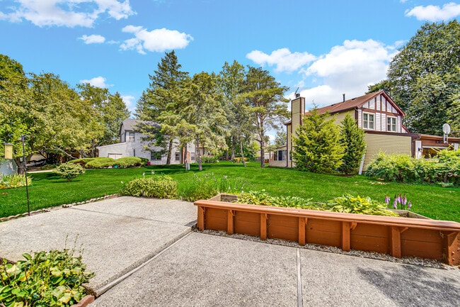 Building Photo - 483 Highland Grove Dr