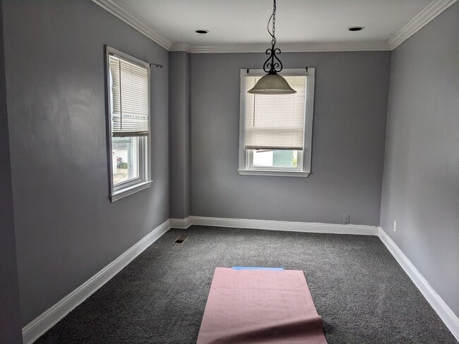 Building Photo - 2 BEDROOM TOWNHOUSE WATER INCLUDED VOUCHERS ACCEPTED