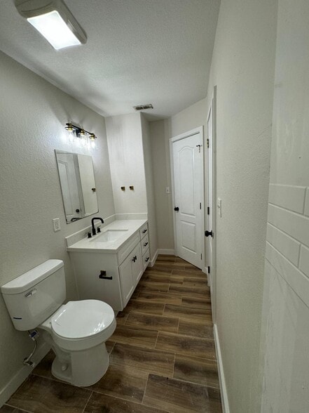 Building Photo - 721 Sonesta Dr