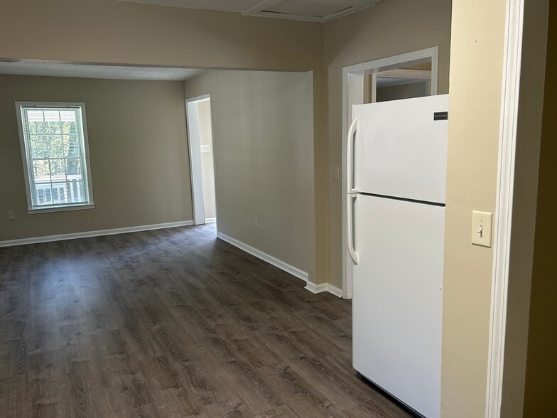 Kitchen -living room - 522 Lee St