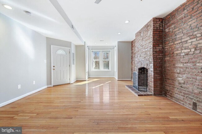 Building Photo - 504 L St NE