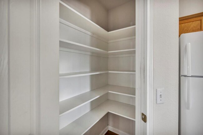 Building Photo - 216 Meadowside Dr