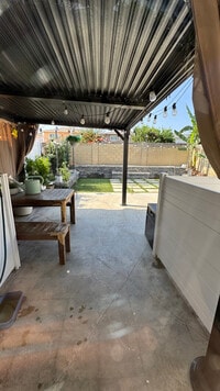 Building Photo - 938 E Franke St