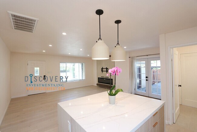 Building Photo - Your Ideal Mid-Century Modern Retreat Comi...