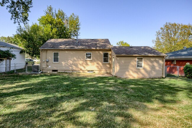 Building Photo - 2 Bedroom With Oversized Garage & Prime Location Near 90th & Blondo!!