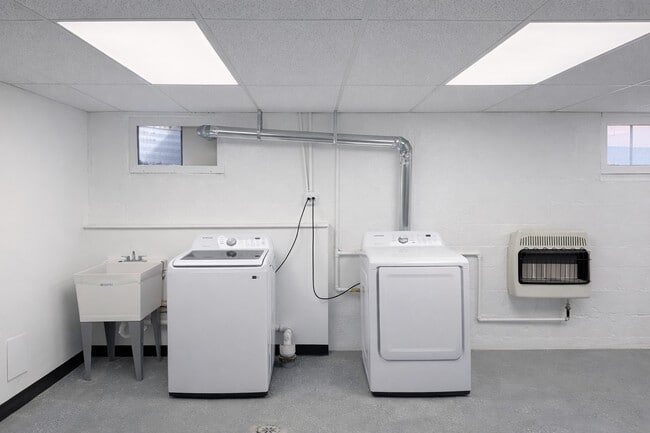 Building Photo - 933 College Ave